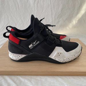 Nike Tech Trainers Size 9 Black / Red